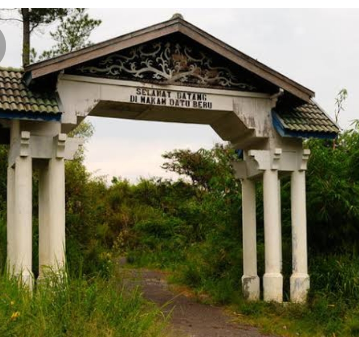 gapura makam Datu Beru